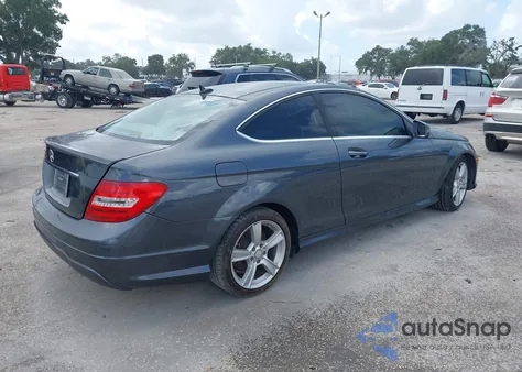 2013 Mercedes-Benz C 250 z USA, uszkodzony, nr VIN WDDGJ4HB9DF995203